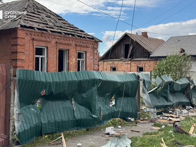 Пошкоджений будинок внаслідок атаки росіян на Суми