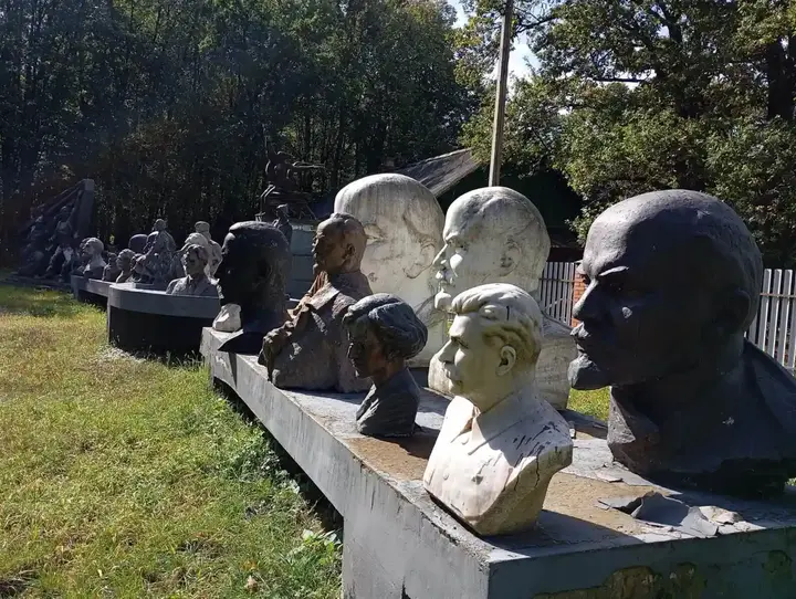 пам'ятники у музеї тоталітарного періоду