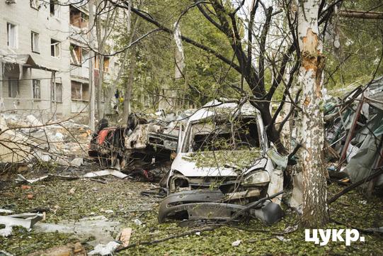 Пошкоджені автівки внаслідок російськогго обстрілу