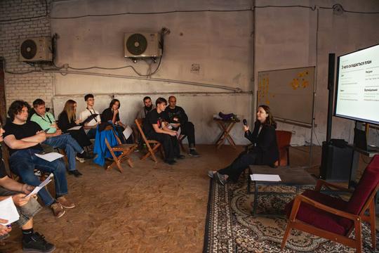 Влада Кудєльник веде тренінг в Охтирці