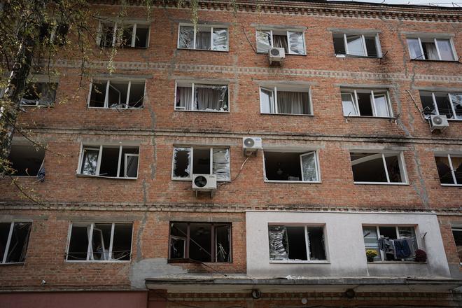 Пошкоджена багатоповерхівка в Сумах внаслідок обстрілу