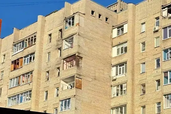 Пошкоджений будинок у Сумах внаслідок влучання російського БпЛА