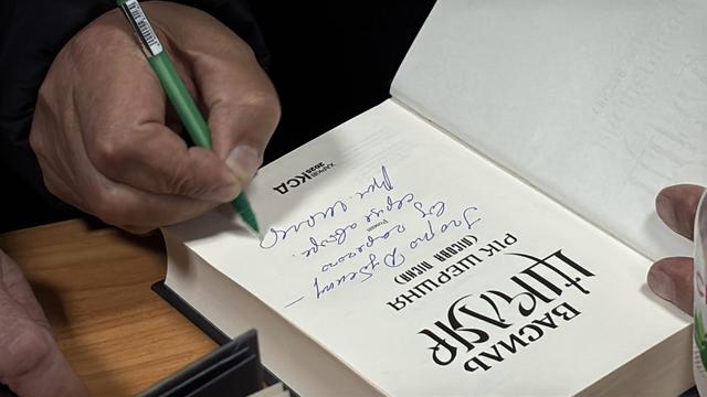 Василь Шкляр підписує книгу на Сумщині