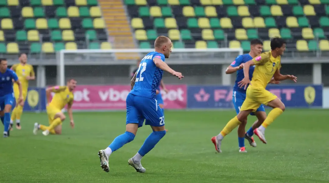 Футболісти Вікторії грають проти Лівого берега