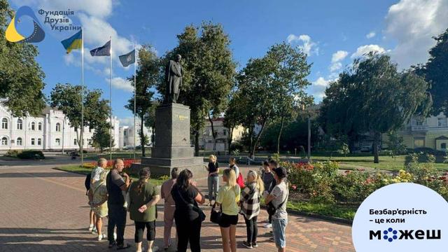 люди із порушенням слуху на екскурсії у центрі Сум