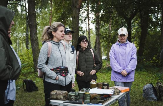 liudy slukhaiut na kursi natssprotyvu