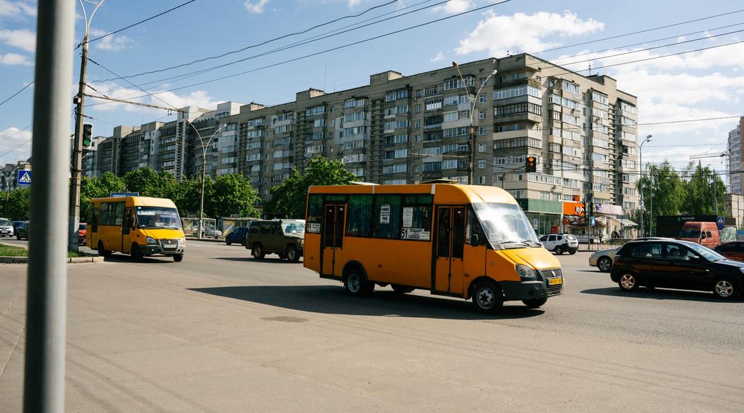 Маршрутки їдуть у центрі Сум