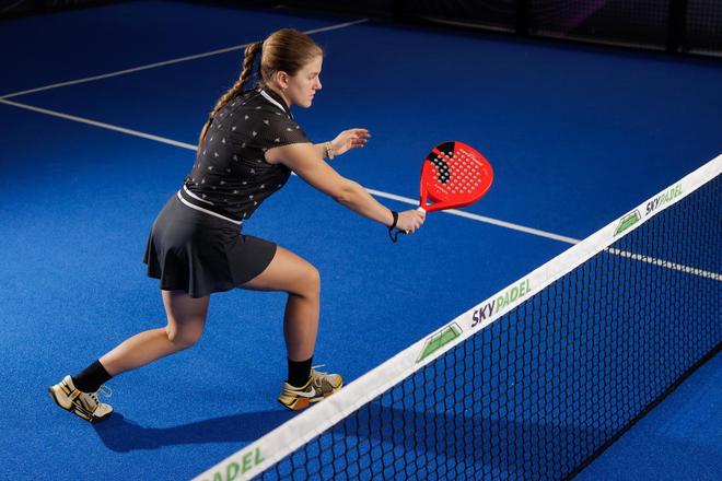 divchyna hraie v padel Дівчина грає в падел у Сумах