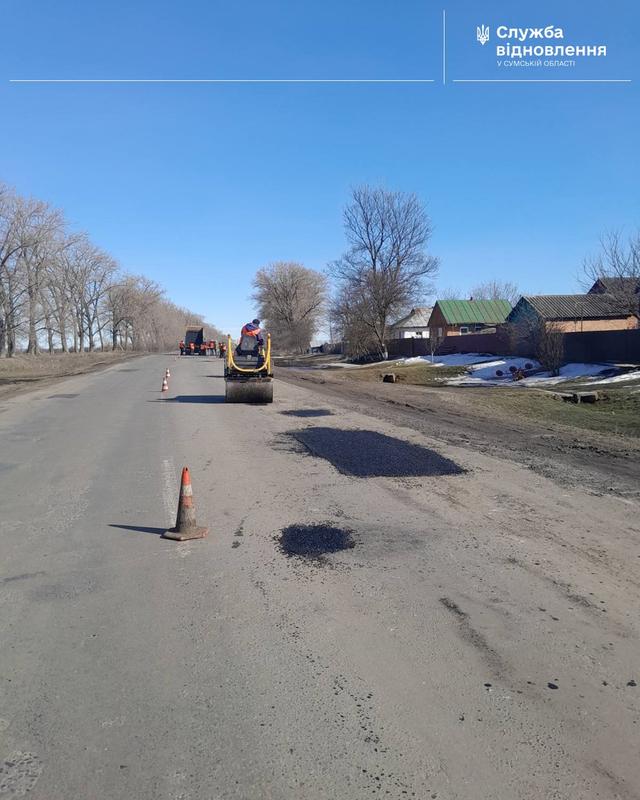 Дорожники ремонтують ями на Сумщині