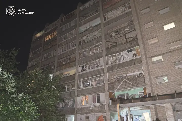 Удар російських керованих авіаційних бомб по місту Суми пізно ввечері 21 липня