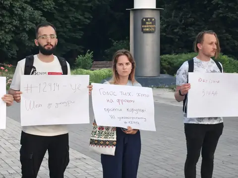 Сум'яни з плакатами проти обмеження незалежності НАБУ й САП