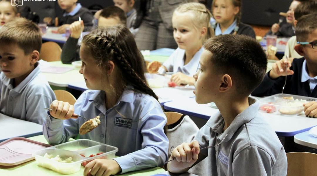 У Сумській громаді безплатно харчують учнів у 29 закладах середньої освіти