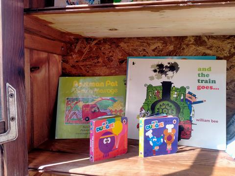 knyhy ahliiskoiu v minibibliotetsi Книги англійською в будиночку-мінібібліотеці на Охтирській, 18