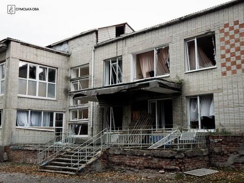 Будівля центру підтримки сімей та дітей у Сумах після обстрілу