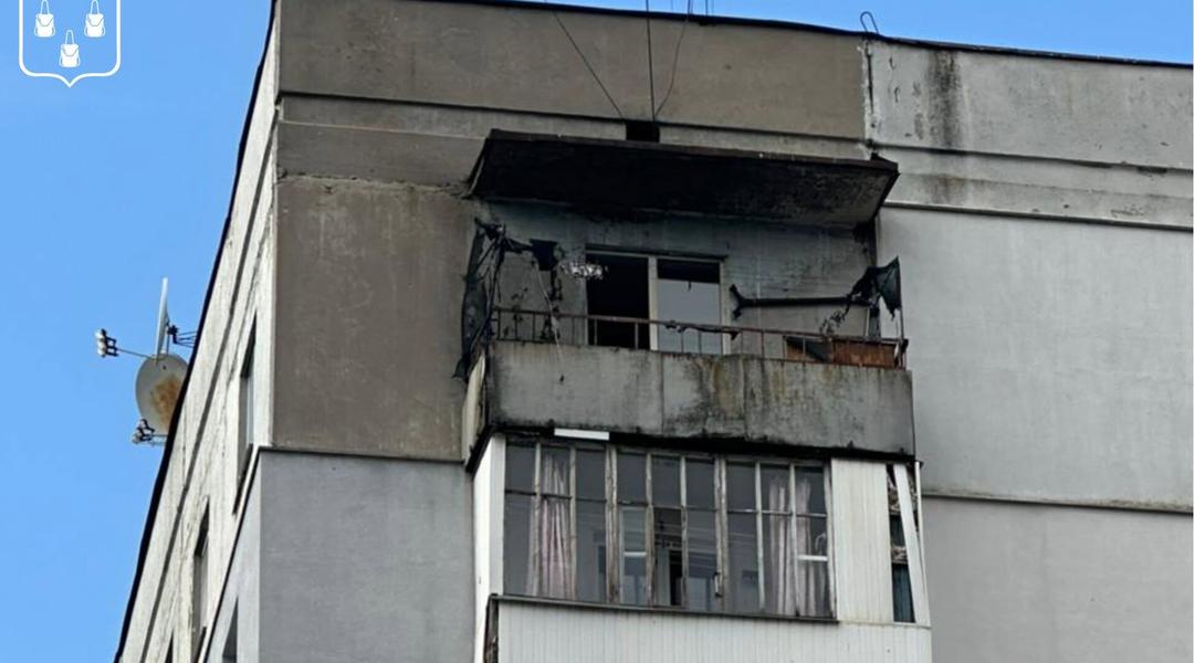 Балкон після влучання БпЛА в Сумах