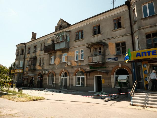 Пошкоджена від КАБу триповерхівка в Сумах