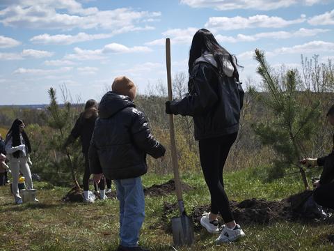 активісти саджають дерева в Сумах