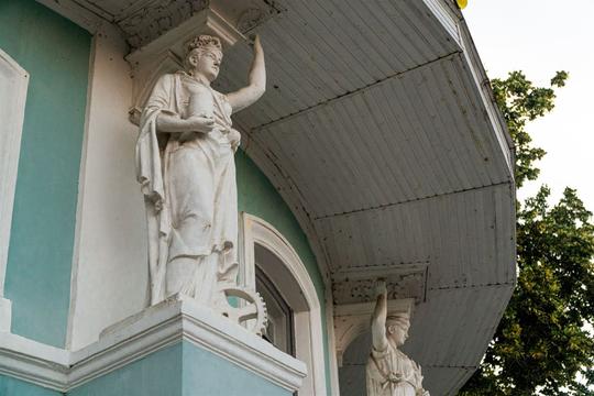 Скульптури на Сумському обласному краєзнавчому музеї