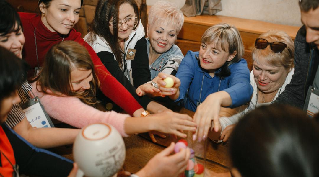 2ekaterina lampacenko pedagog zamdirektora skoly iz lubotina verhnij levyj ugol krasnaa vodolazka s kollegami 5dad729bb91f0