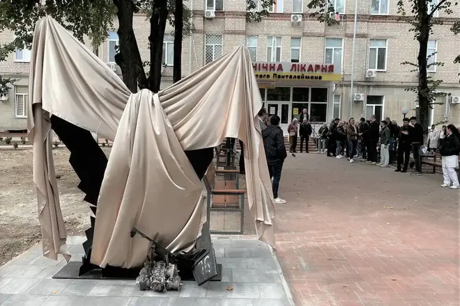 Скульптура загиблим медикам у Сумах
