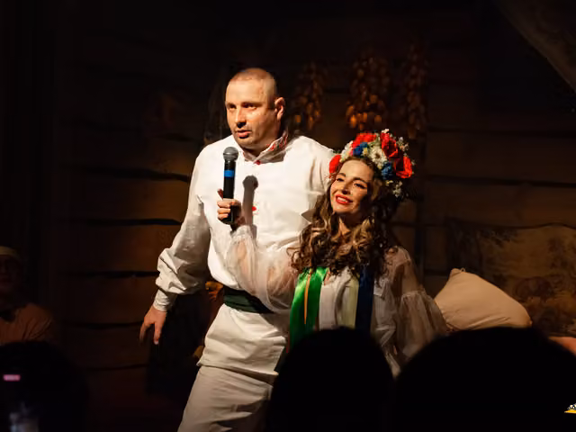 У виставі грає 9 дійових осіб