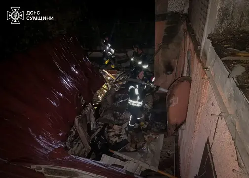 ryatuval nyky rszv obstril sumy 1 Рятувальник гасить пожежу внаслідок обстрілу Сум із РСЗВ