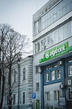 будівля комплексу поруч з музеєм