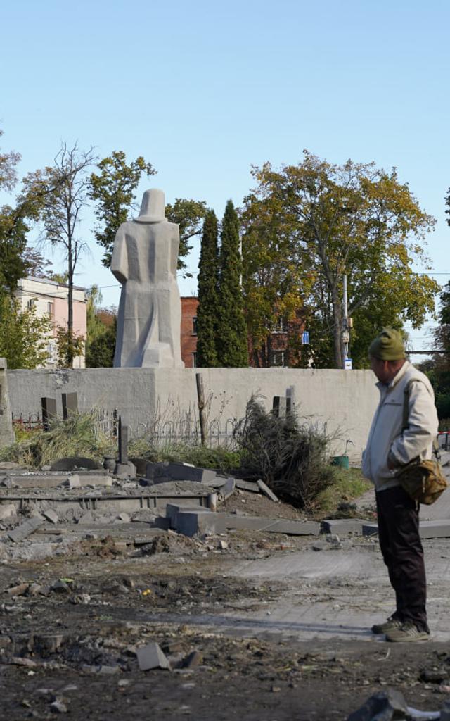 Чоловік на фоні руйнувань на Центральному кладовищі у Сумах через обстріл КАБами