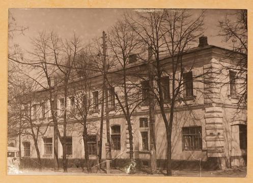 vos photo 90 Вигляд будинку до того, як там збудували торгівельний центр