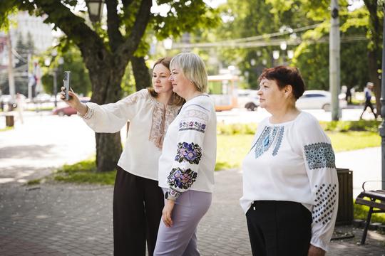 tri zhinky selfi aleia svyato vyshyvanky