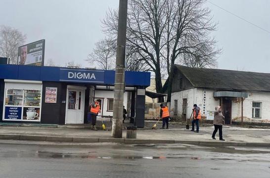 2 Фото СМР КП «Шляхрембуд» прибирає зупинки.