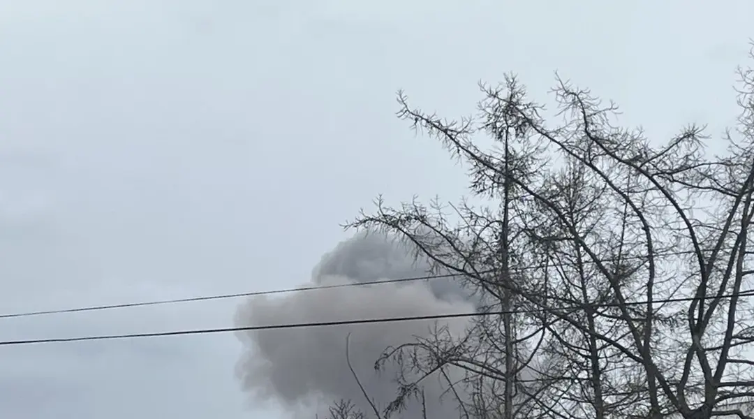 Дим від російського удару по Сумах