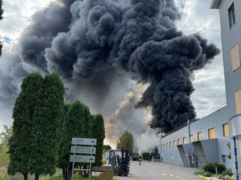 Пожежа на заводі Кусум внаслідок обстрілу Сум