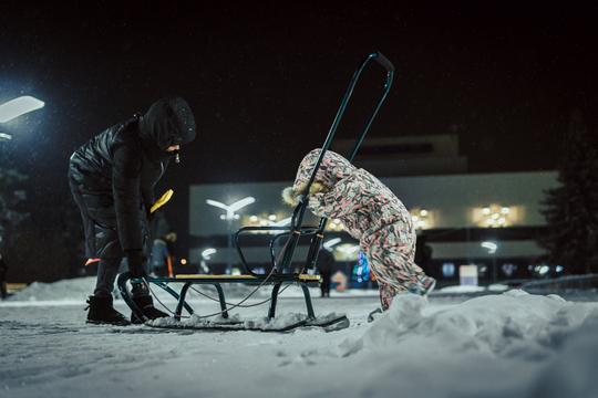 Дитина із санчатами в Сумах