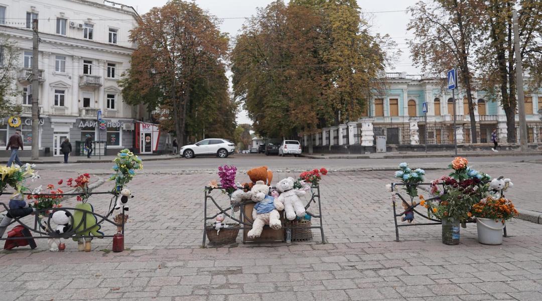 stykhіynyy memorіal u tsentrі sum Стихійний меморіал у центрі Сум
