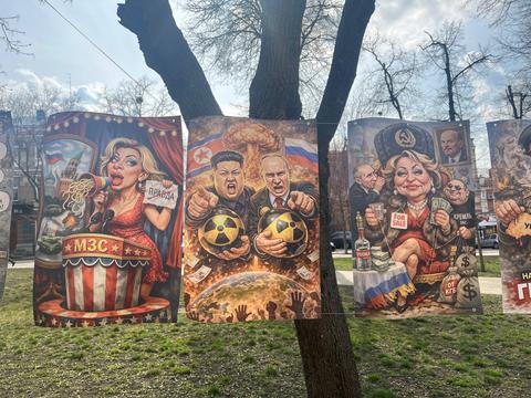 Виставка карикатур у центрі Сум