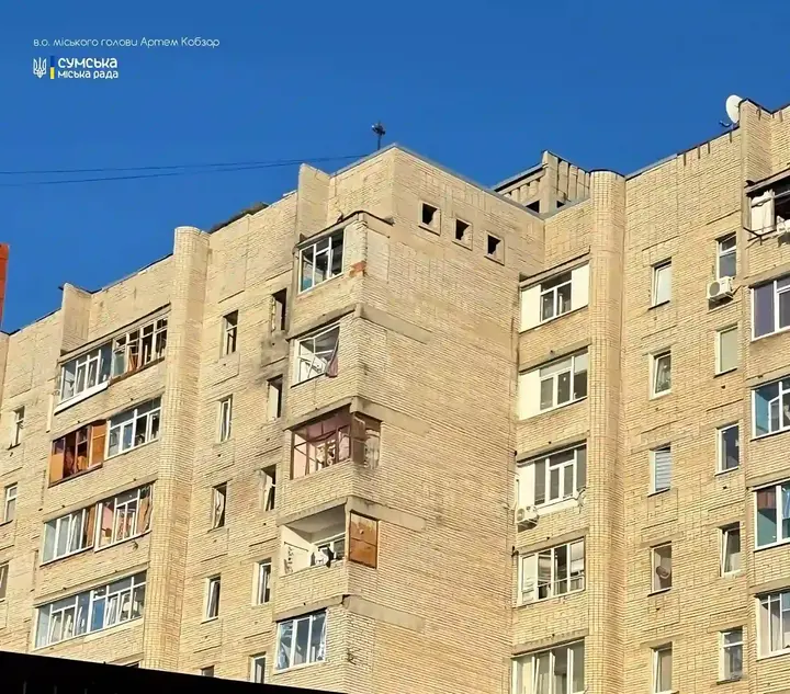 poshkodzhenyy budynok vnaslidok rosiys koyi ataky Пошкоджений будинок у Сумах внаслідок влучання російського БпЛА