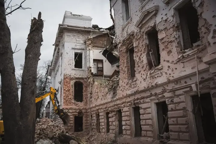 Зруйнована будівля університету в Сумах від удару 13 квітня