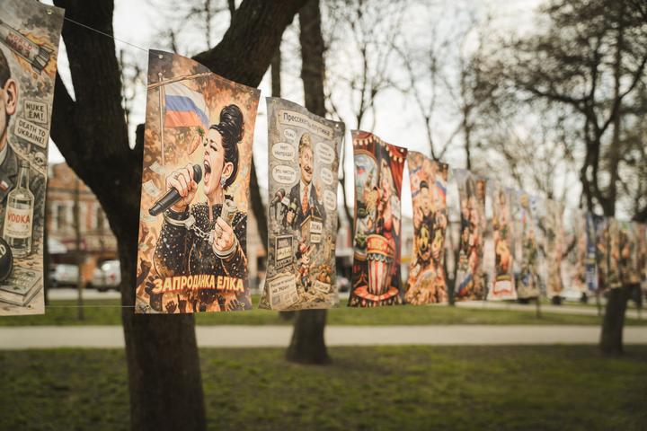 «Захисники Сумщини» показали виставку карикатур у місті Суми 