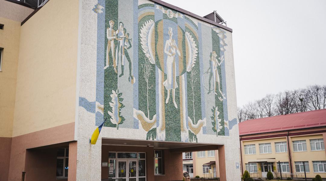 Мозаїка на фасаді дитячої лікарні Святої Зінаїди в Сумах