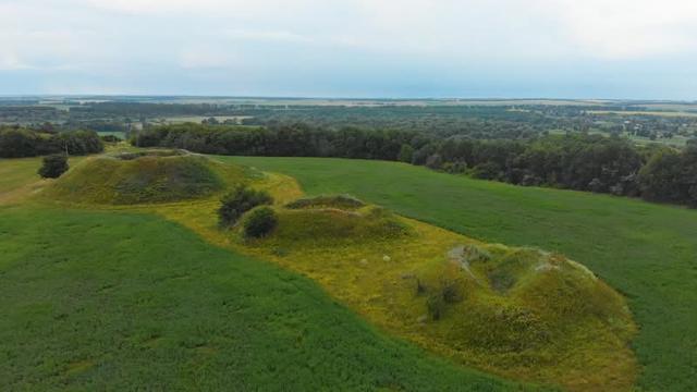 Кургани Посульської групи скіфських некрополів на Роменщині Три порослі травою кургани з западинами на вершинах посеред поля на Роменщині