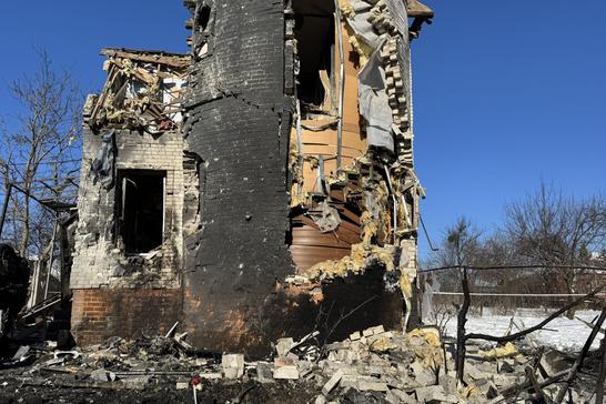 Зруйнований будинок внаслідок обстрілу в Сумах