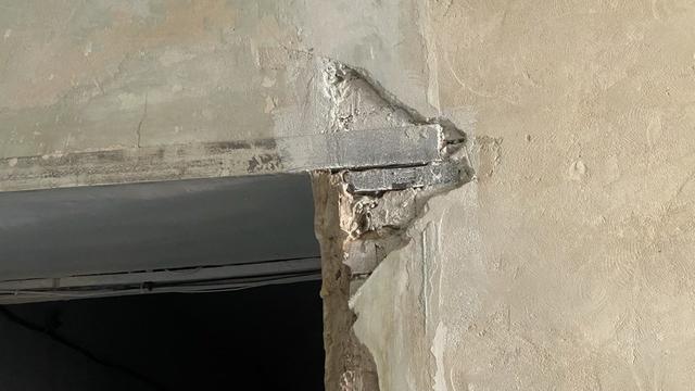 Залишки вибитої стіни в коридорі.