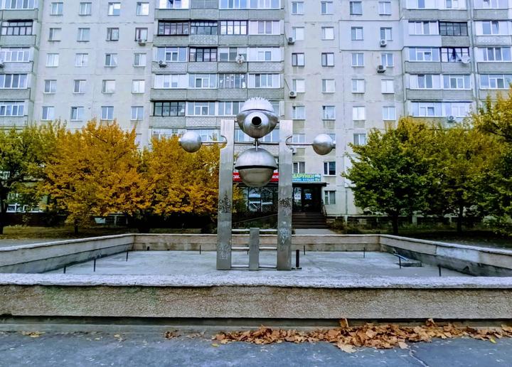 Водограй поблизу будинків на вулиці Харківській