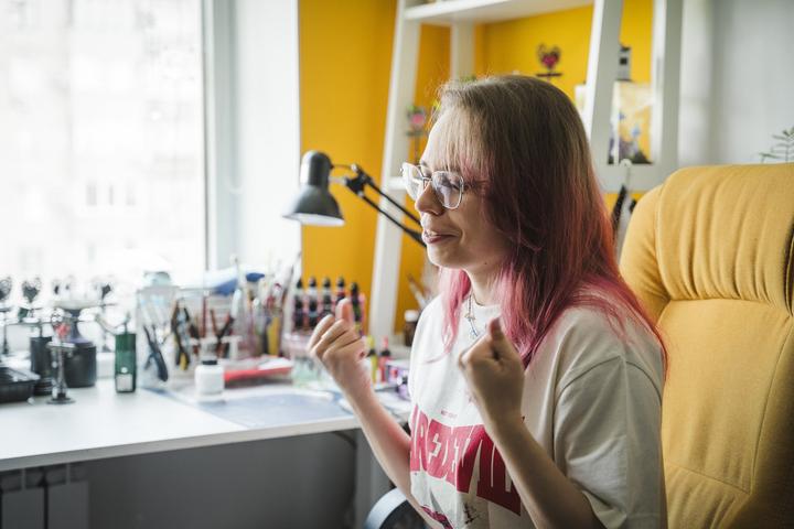 Анастасія Федорова працює за столом біля вікна