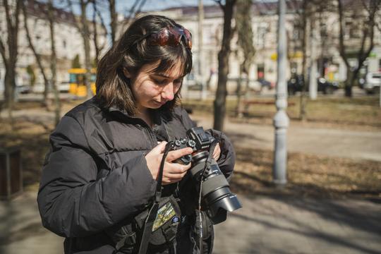 Юля тримає в руках фотоапарат.
