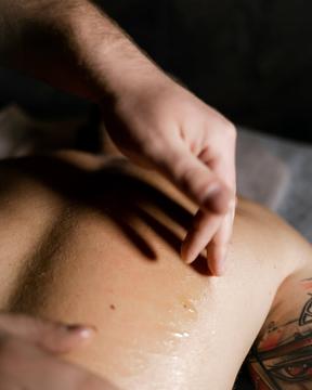 Розслабляючий масаж, який роблять у спа-центрі «Sofa Spa» із Сум