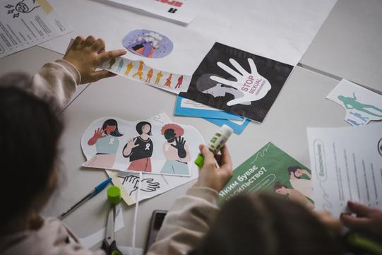 Ліцеїстки створюють плакат проти насильства