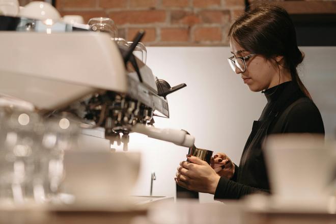 Бариста в кафе