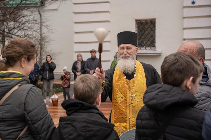 Священник вітає містян з Великоднем